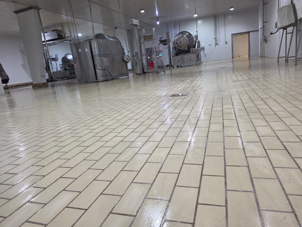 Piso industrial de loseta cerámica instalado en planta alimenticia